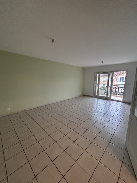 APPARTEMENT T3 A LOUER - SAVIGNEUX - 86.6 m2 - 786 &euro; charges comprises par mois