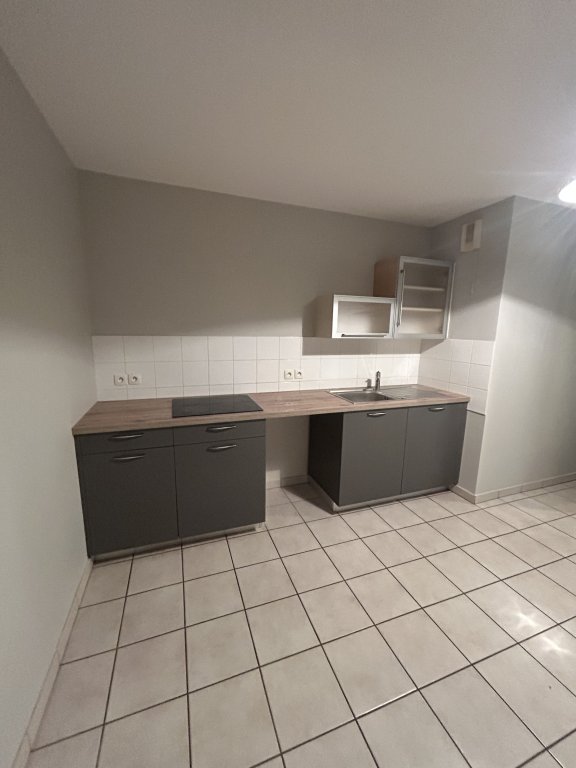 APPARTEMENT T3 A LOUER - SAVIGNEUX - 86.6 m2 - 786 &euro; charges comprises par mois