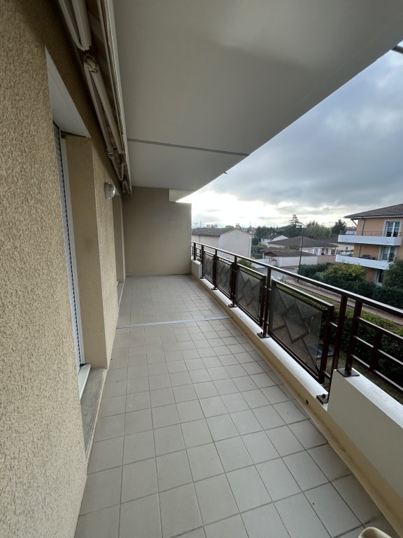 APPARTEMENT T3 A LOUER - SAVIGNEUX - 86.6 m2 - 786 &euro; charges comprises par mois