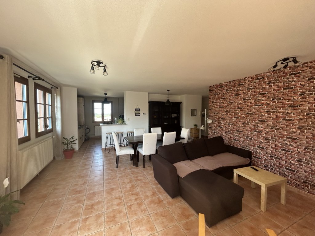APPARTEMENT T3 A LOUER - ST ROMAIN LE PUY - 96.25 m2 - 850 &euro; charges comprises par mois