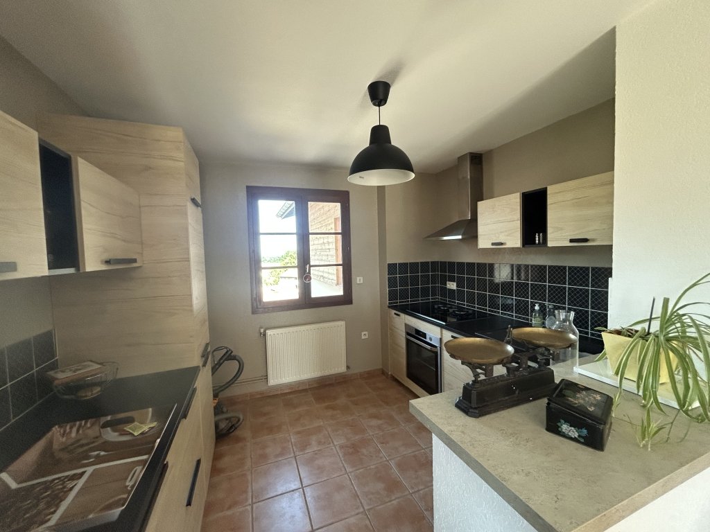 APPARTEMENT T3 A LOUER - ST ROMAIN LE PUY - 96.25 m2 - 850 &euro; charges comprises par mois