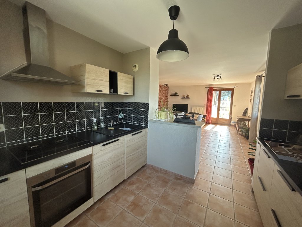 APPARTEMENT T3 A LOUER - ST ROMAIN LE PUY - 96.25 m2 - 850 &euro; charges comprises par mois
