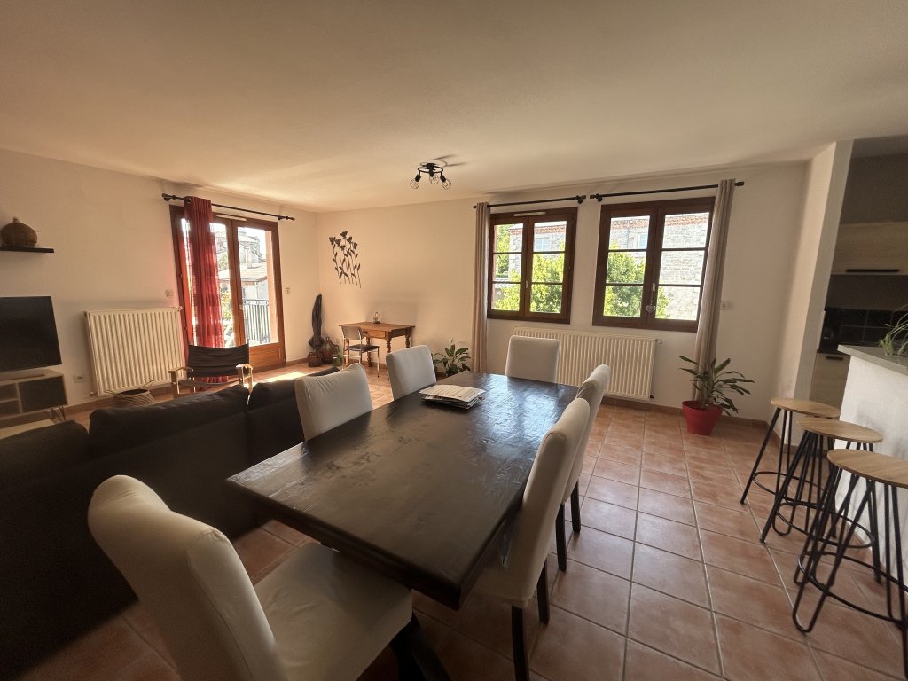 APPARTEMENT T3 A LOUER - ST ROMAIN LE PUY - 96.25 m2 - 850 &euro; charges comprises par mois