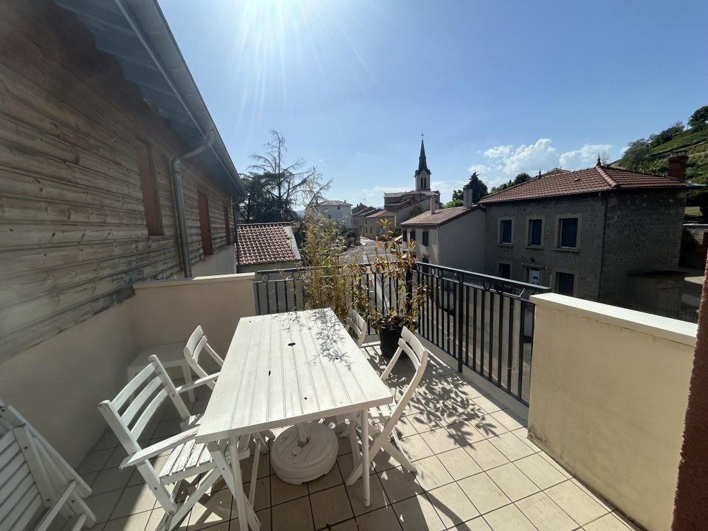 APPARTEMENT T3 A LOUER - ST ROMAIN LE PUY - 96.25 m2 - 850 &euro; charges comprises par mois