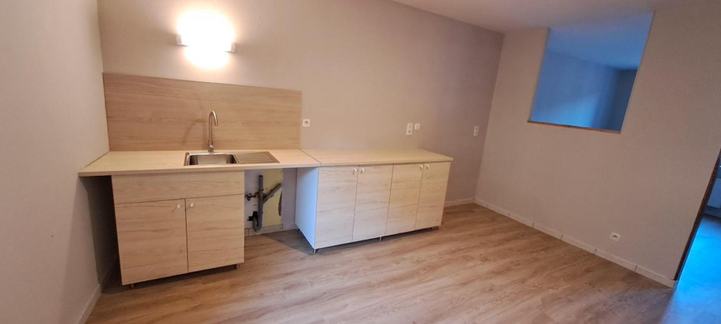 APPARTEMENT T4 A LOUER - CHAZELLES SUR LYON - 84.1 m2 - 720 &euro; charges comprises par mois