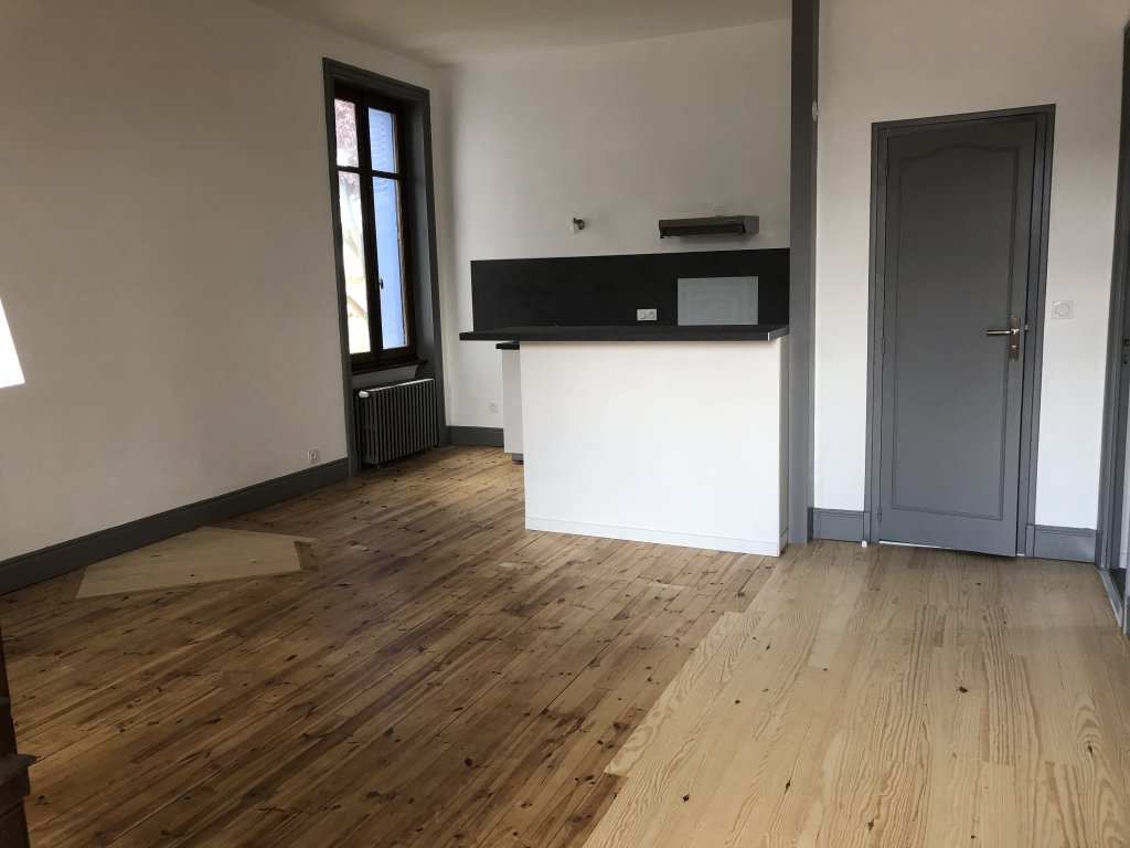 APPARTEMENT T4 A LOUER - FEURS - 71.51 m2 - 656 &euro; charges comprises par mois