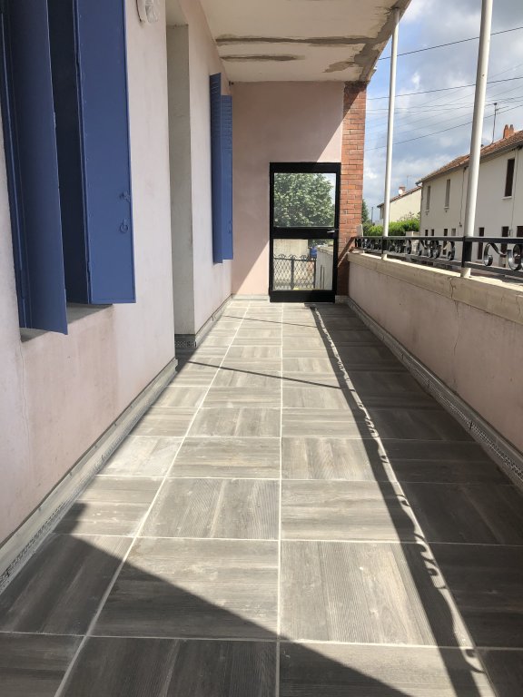APPARTEMENT T4 A LOUER - FEURS - 71.51 m2 - 656 &euro; charges comprises par mois