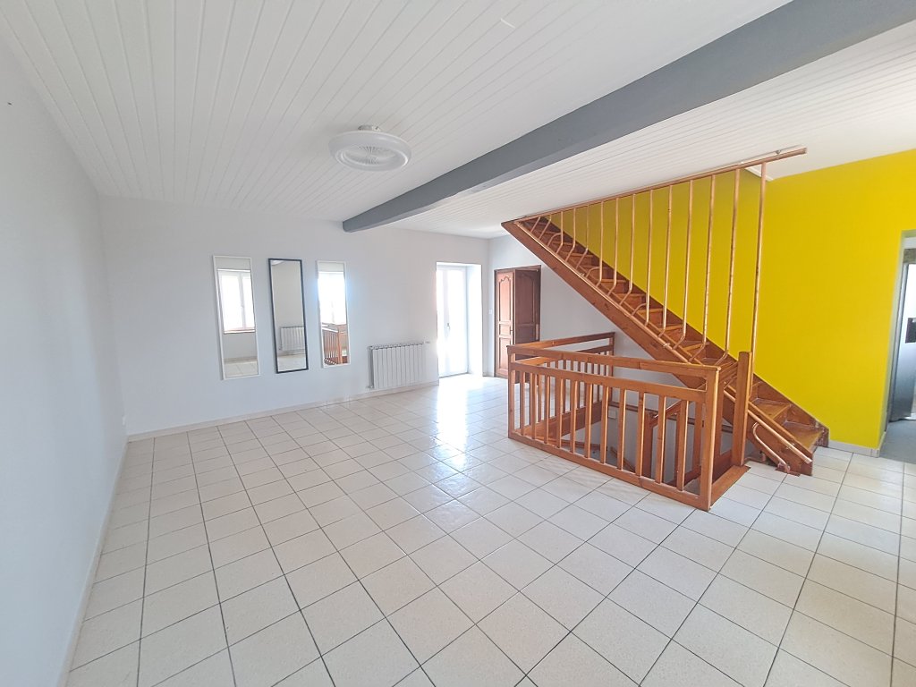 APPARTEMENT T4 A LOUER - MARINGES - 115.03 m2 - 695 &euro; charges comprises par mois