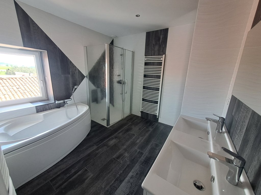 APPARTEMENT T4 A LOUER - MARINGES - 115.03 m2 - 695 &euro; charges comprises par mois