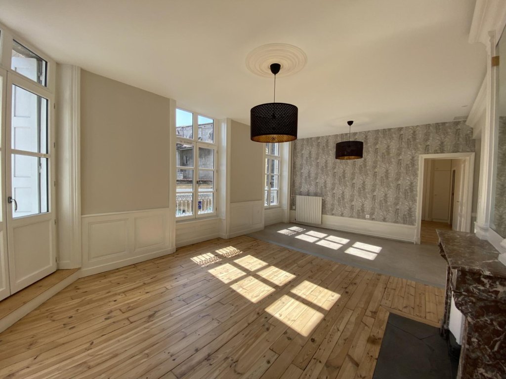 APPARTEMENT T4 A LOUER - MONTBRISON - 118.5 m2 - 980 &euro; charges comprises par mois