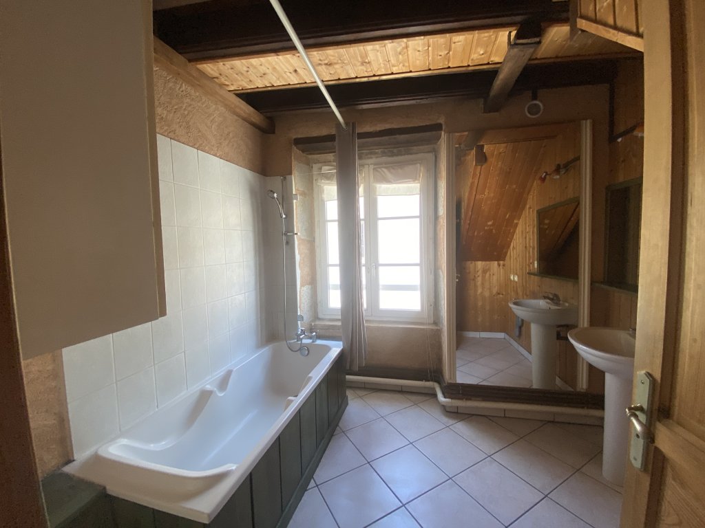 APPARTEMENT T4 A LOUER - MONTBRISON - 124.39 m2 - 630 &euro; charges comprises par mois