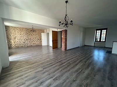 APPARTEMENT T4 A LOUER - NOIRETABLE - 147.92 m2 - 750 € charges comprises par mois