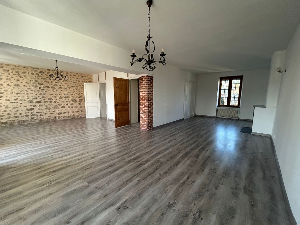 APPARTEMENT T4 A LOUER - NOIRETABLE - 147.92 m2 - 750 &euro; charges comprises par mois