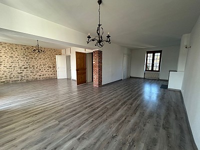 APPARTEMENT T4 A LOUER - NOIRETABLE - 147.92 m2 - 750 € charges comprises par mois