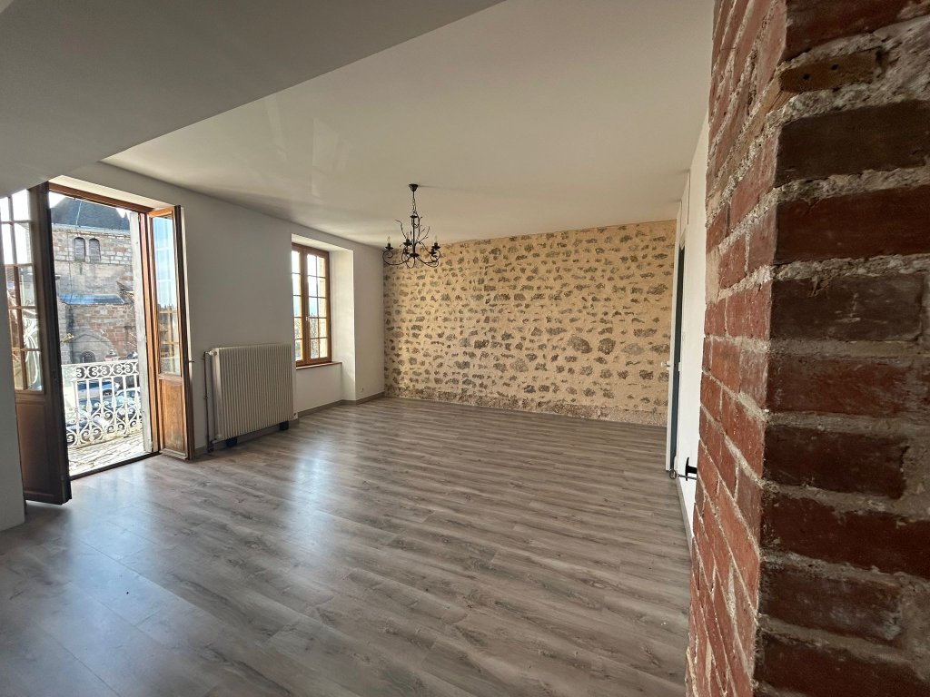 APPARTEMENT T4 A LOUER - NOIRETABLE - 147.92 m2 - 750 &euro; charges comprises par mois