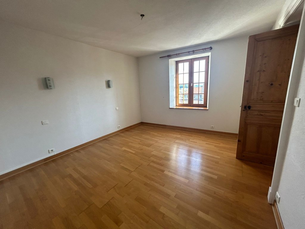 APPARTEMENT T4 A LOUER - NOIRETABLE - 147.92 m2 - 750 &euro; charges comprises par mois