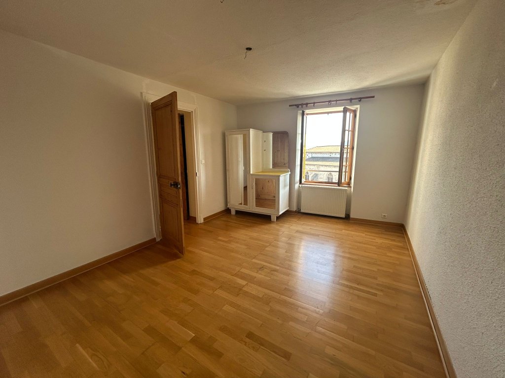 APPARTEMENT T4 A LOUER - NOIRETABLE - 147.92 m2 - 750 &euro; charges comprises par mois