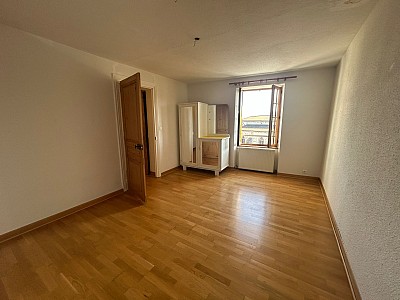 APPARTEMENT T4 A LOUER - NOIRETABLE - 147.92 m2 - 750 € charges comprises par mois