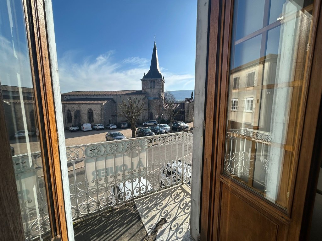 APPARTEMENT T4 A LOUER - NOIRETABLE - 147.92 m2 - 750 &euro; charges comprises par mois