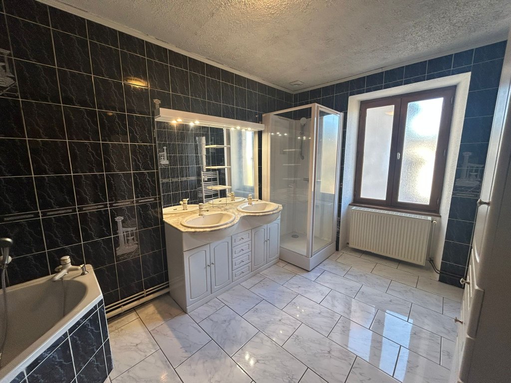 APPARTEMENT T4 A LOUER - NOIRETABLE - 147.92 m2 - 750 &euro; charges comprises par mois
