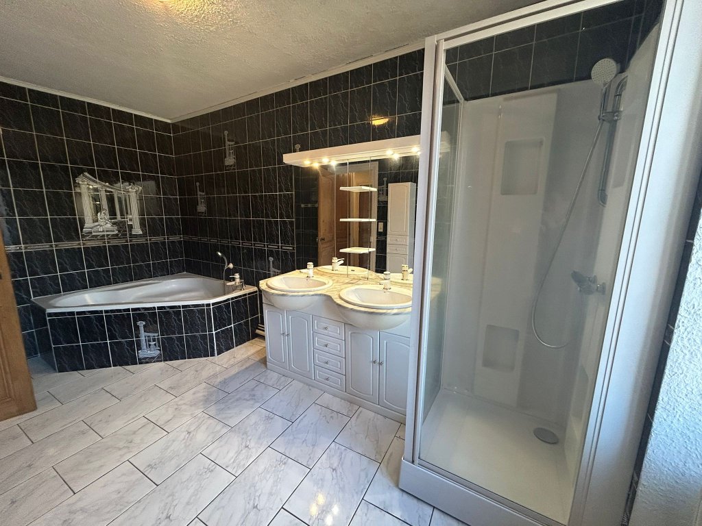 APPARTEMENT T4 A LOUER - NOIRETABLE - 147.92 m2 - 750 &euro; charges comprises par mois