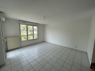 APPARTEMENT T4 A LOUER - ST GALMIER - 86.37 m2 - 880 &euro; charges comprises par mois
