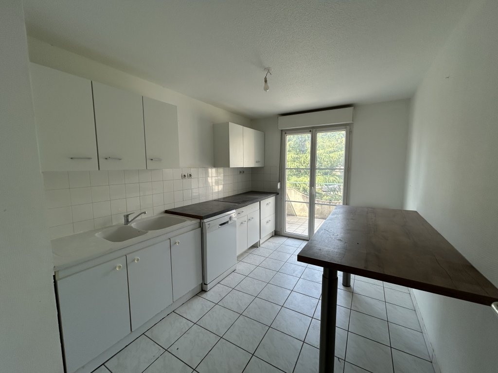 APPARTEMENT T4 A LOUER - ST GALMIER - 86.37 m2 - 880 &euro; charges comprises par mois