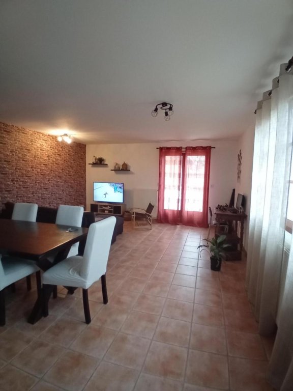 APPARTEMENT T4 A LOUER - ST ROMAIN LE PUY - 94.6 m2 - 850 &euro; charges comprises par mois