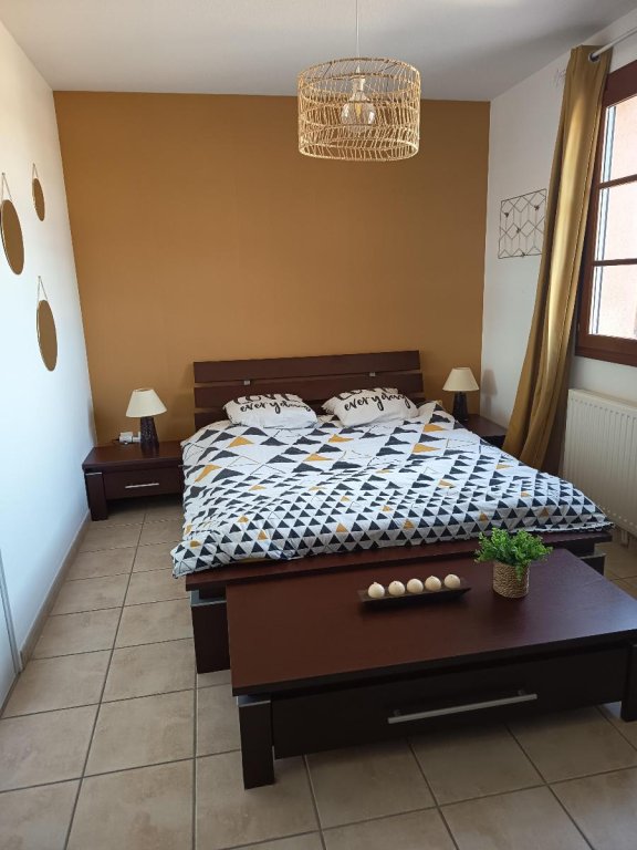 APPARTEMENT T4 A LOUER - ST ROMAIN LE PUY - 94.6 m2 - 850 &euro; charges comprises par mois