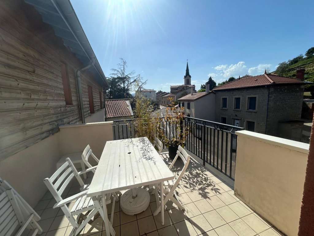 APPARTEMENT T4 A LOUER - ST ROMAIN LE PUY - 94.6 m2 - 850 &euro; charges comprises par mois