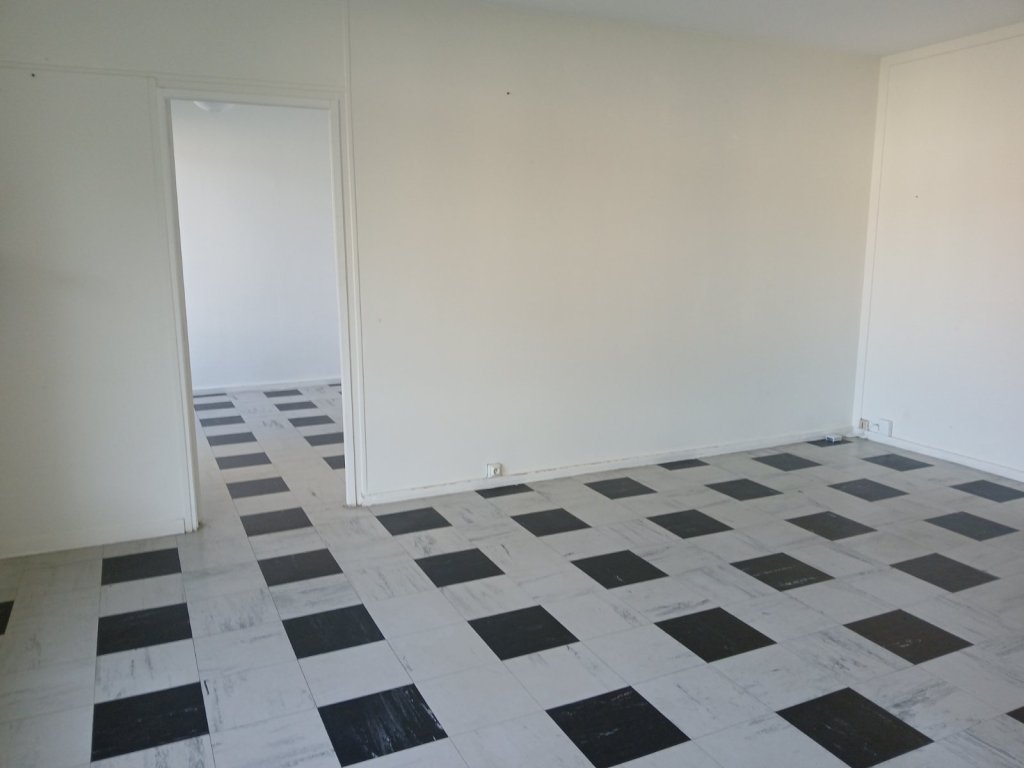 APPARTEMENT T4 A VENDRE - FEURS - 84.85 m2 - 129 000 &euro;