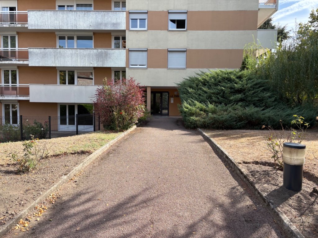 APPARTEMENT T4 A VENDRE - FEURS - 82.72 m2 - 109 000 &euro;
